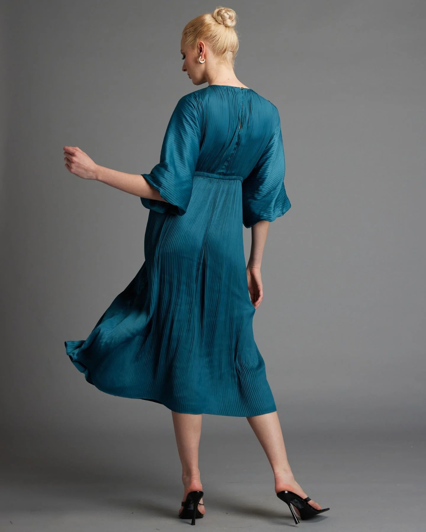 FATE+BECKER HUSTLE PLEATED BALLOON SLEEVE MIDI DRESS TEAL