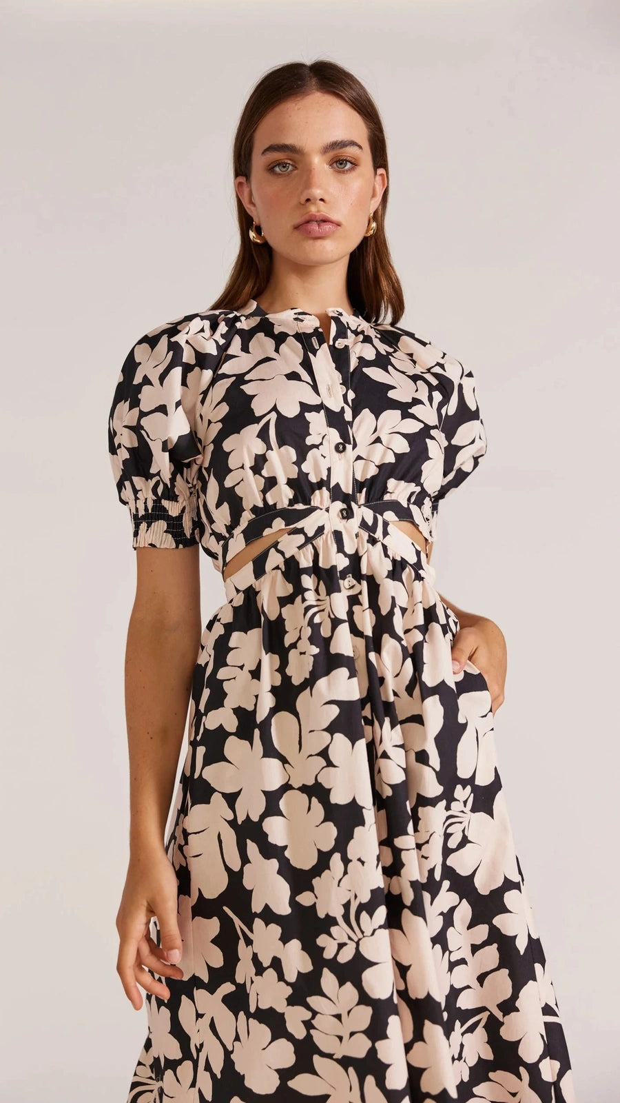 STAPLE THE LABEL SELITA CUT OUT MIDI DRESS BLACK/BEIGE