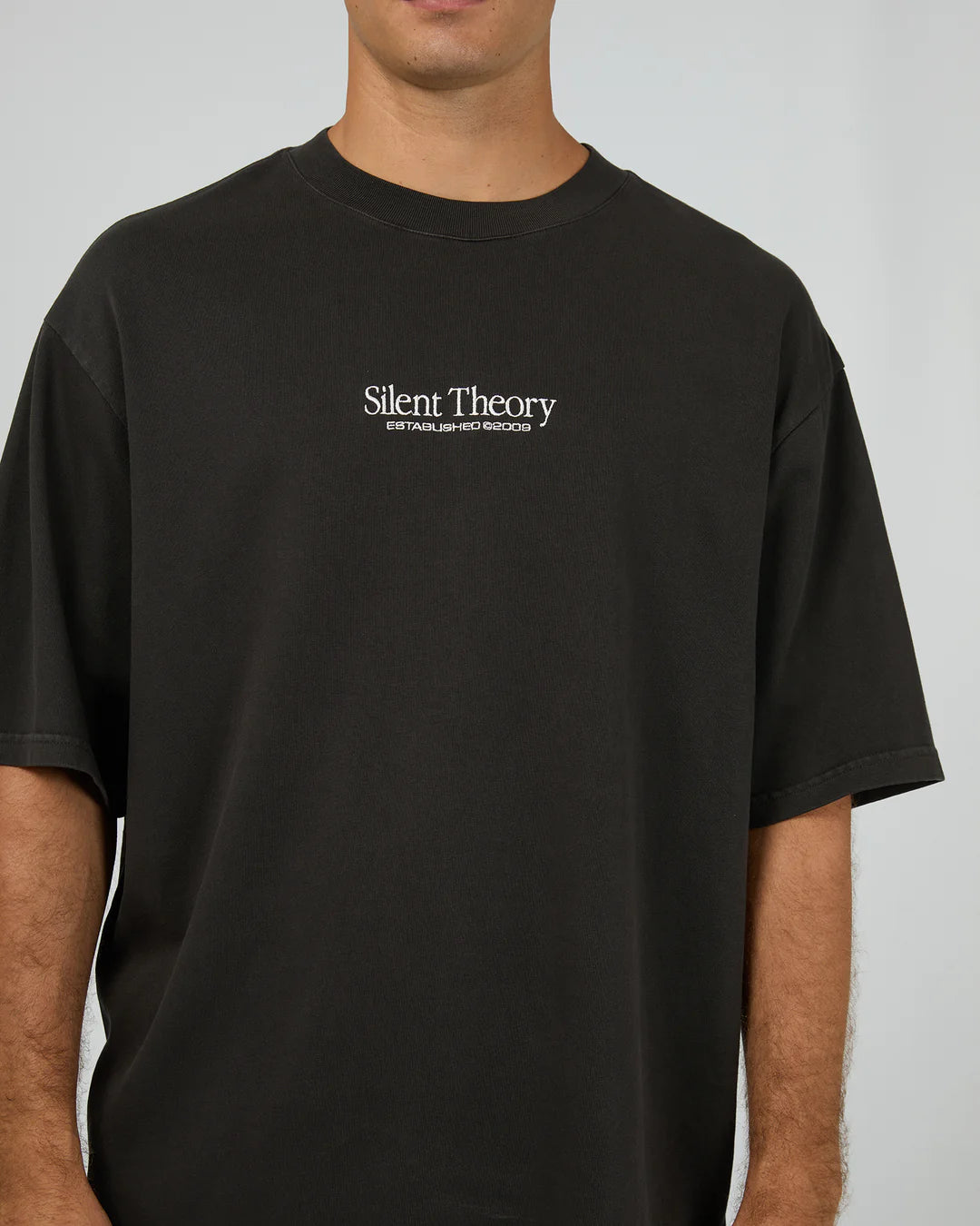 SILENT THEORY CLASSIC EMB TEE CHARCOAL