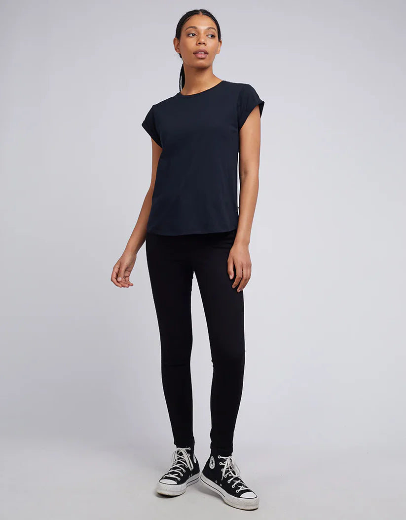 SILENT THEORY LUCY TURNBACK TEE BLACK