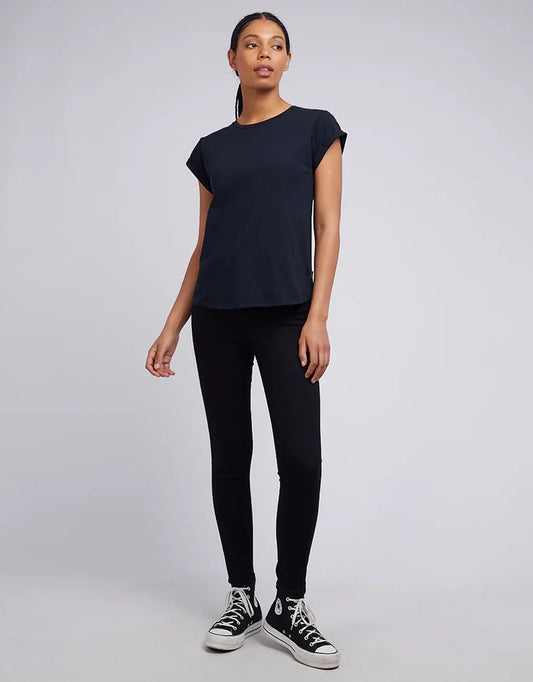 SILENT THEORY LUCY TURNBACK TEE BLACK