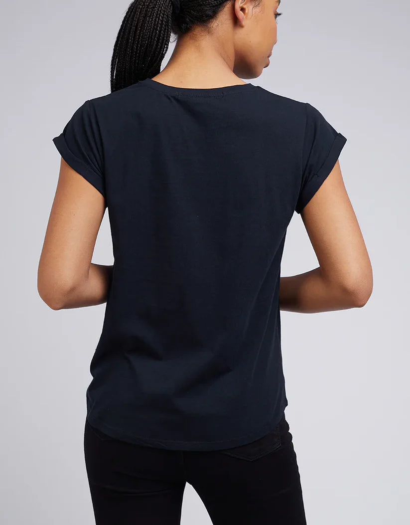 SILENT THEORY LUCY TURNBACK TEE BLACK