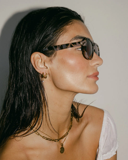 Milla Hart Lova Huggie Earrings | Gold