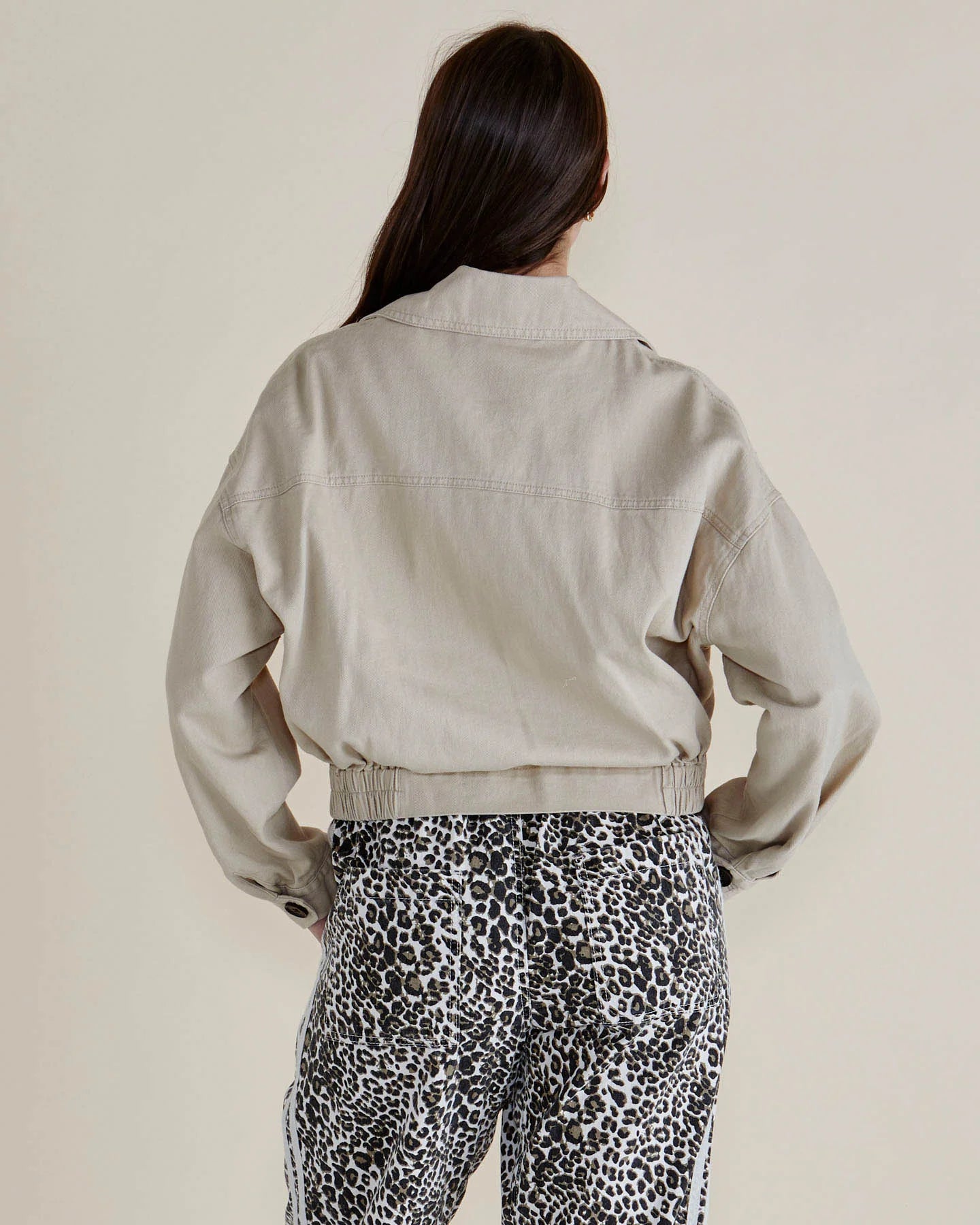 BETTY BASICS ADALINE CROP TRENCH COAT BEIGE