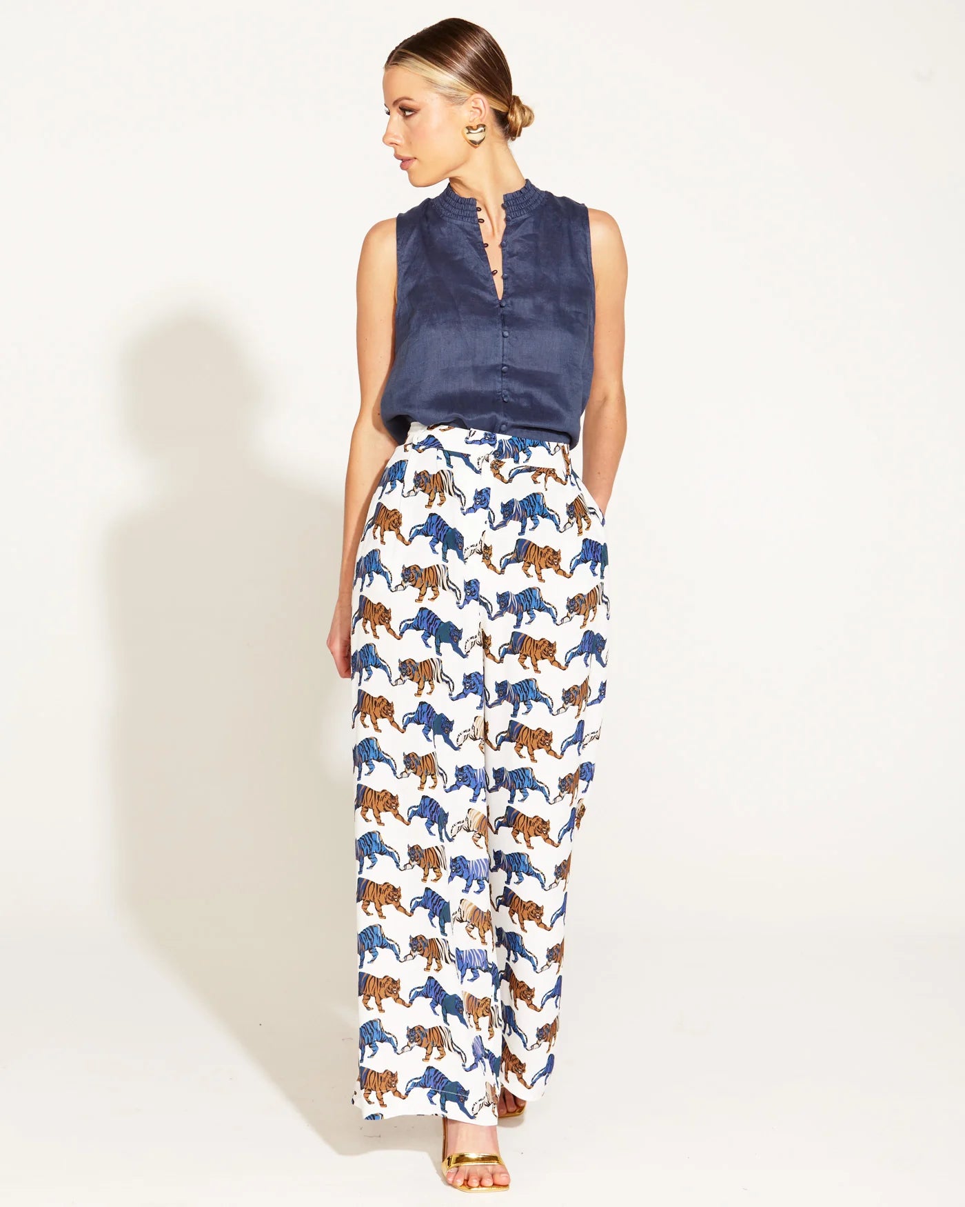 FATE+BECKER A WALK IN THE PARK LINEN SLEEVELESS SHIRT NAVY