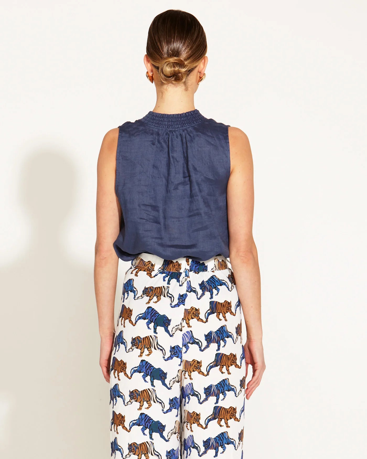 FATE+BECKER A WALK IN THE PARK LINEN SLEEVELESS SHIRT NAVY