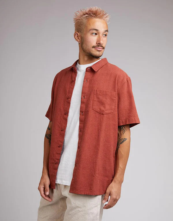 SILENT THEORY HEMP SHORT SLEEVE SHIRT HENNA