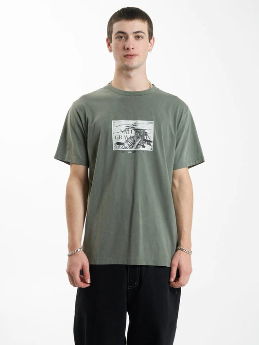 THRILLS GRAVITATING NATURALLY MERCH FIT TEE THYME