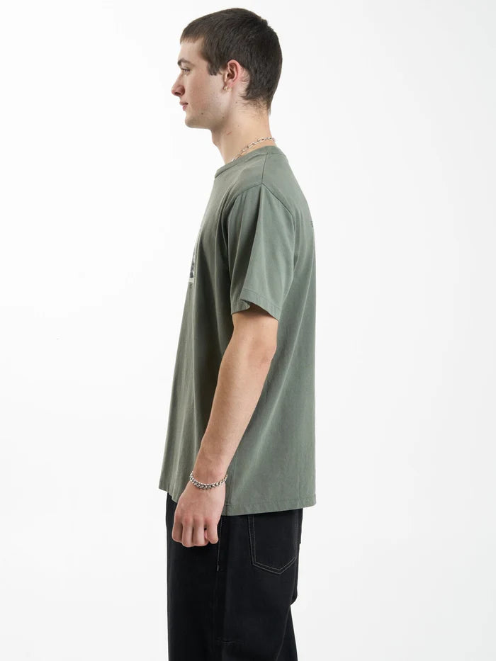 THRILLS GRAVITATING NATURALLY MERCH FIT TEE THYME
