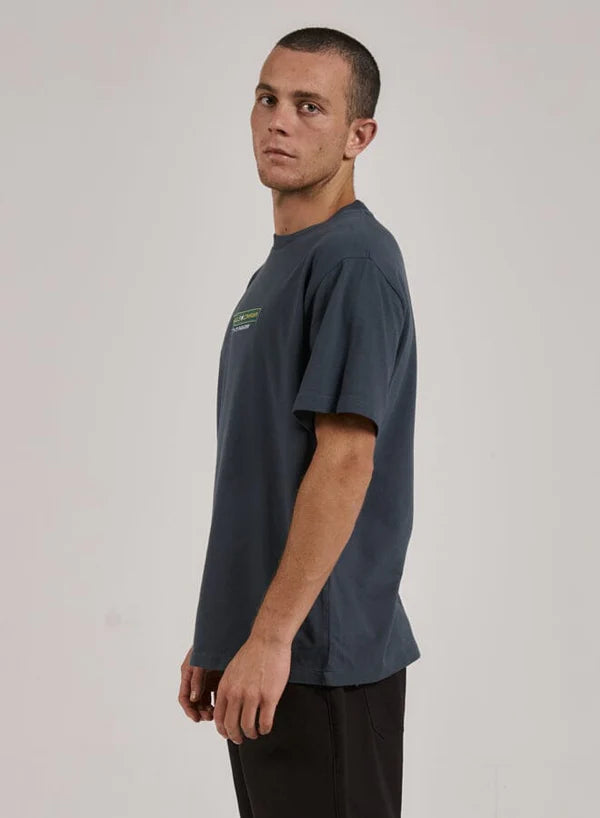 THRILLS WONDERLAND MERCH FIT TEE DARK SLATE
