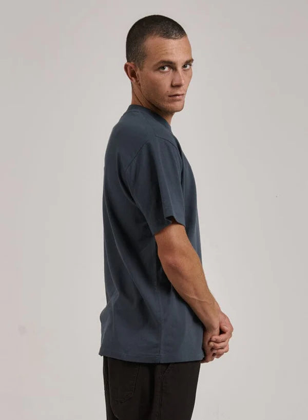 THRILLS WONDERLAND MERCH FIT TEE DARK SLATE