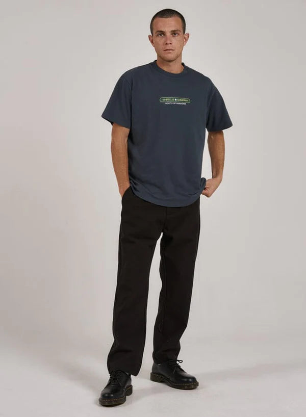 THRILLS WONDERLAND MERCH FIT TEE DARK SLATE