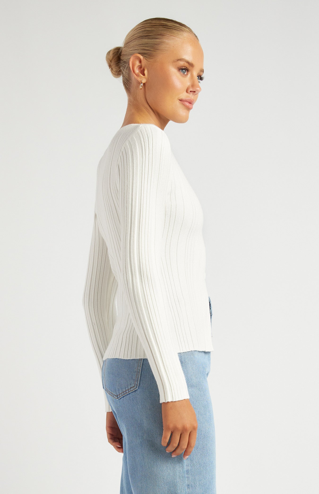 STYLE STATE TEXTURED RIB KNIT TOP WITH MARBLE BUTTON DETAIL WHITE
