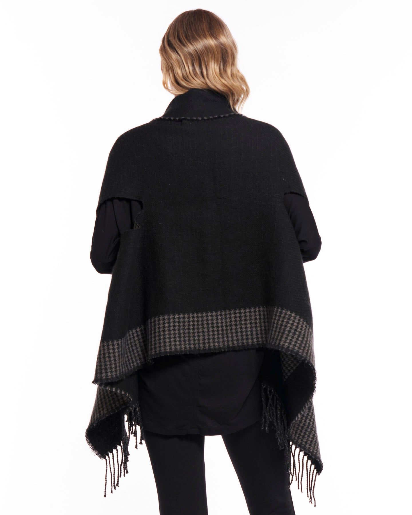 BETTY BASICS LENA CAPE SCARF BLACK HOUNDSTOOTH