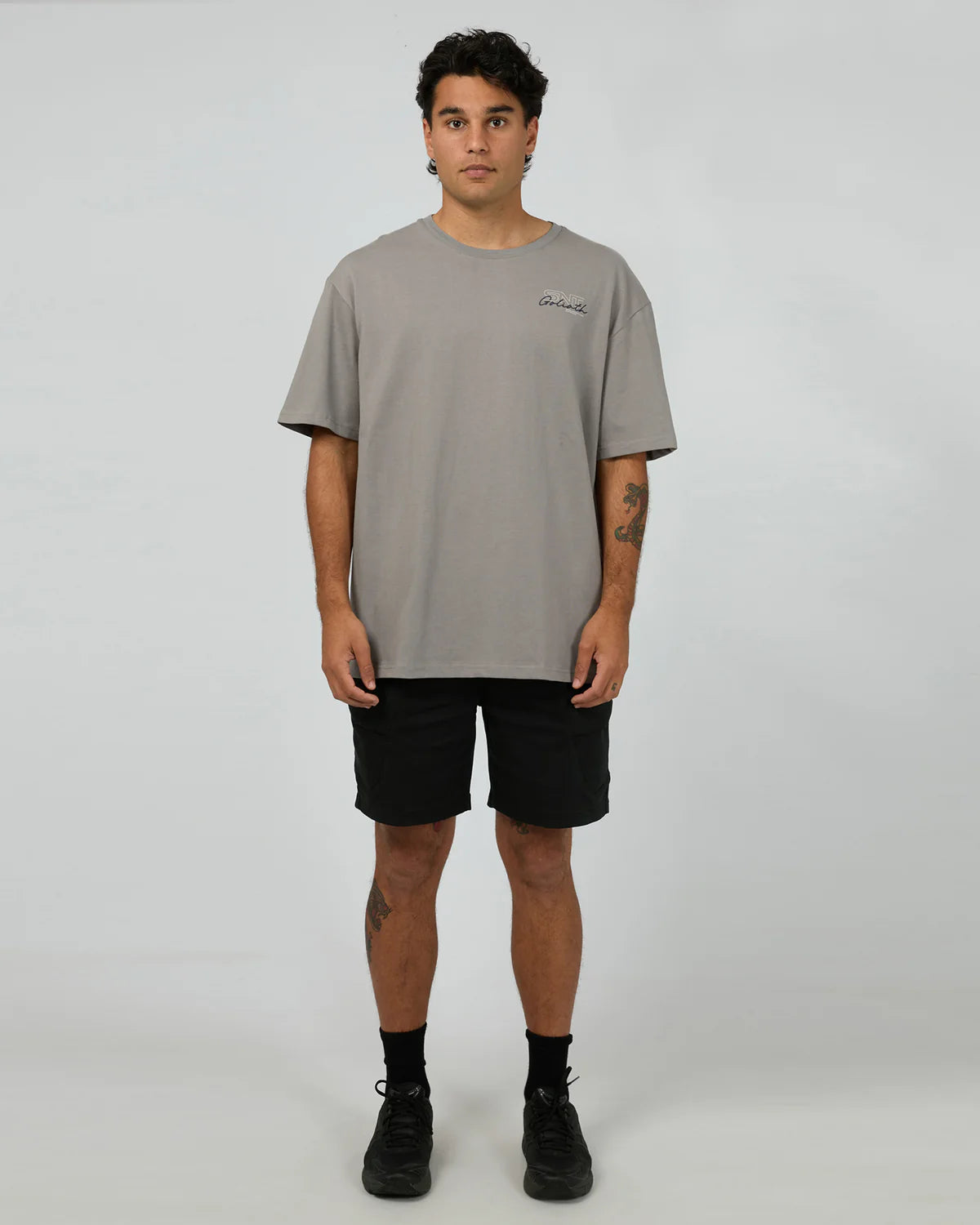 ST GOLIATH LINK SCRIPT TEE SMOKE