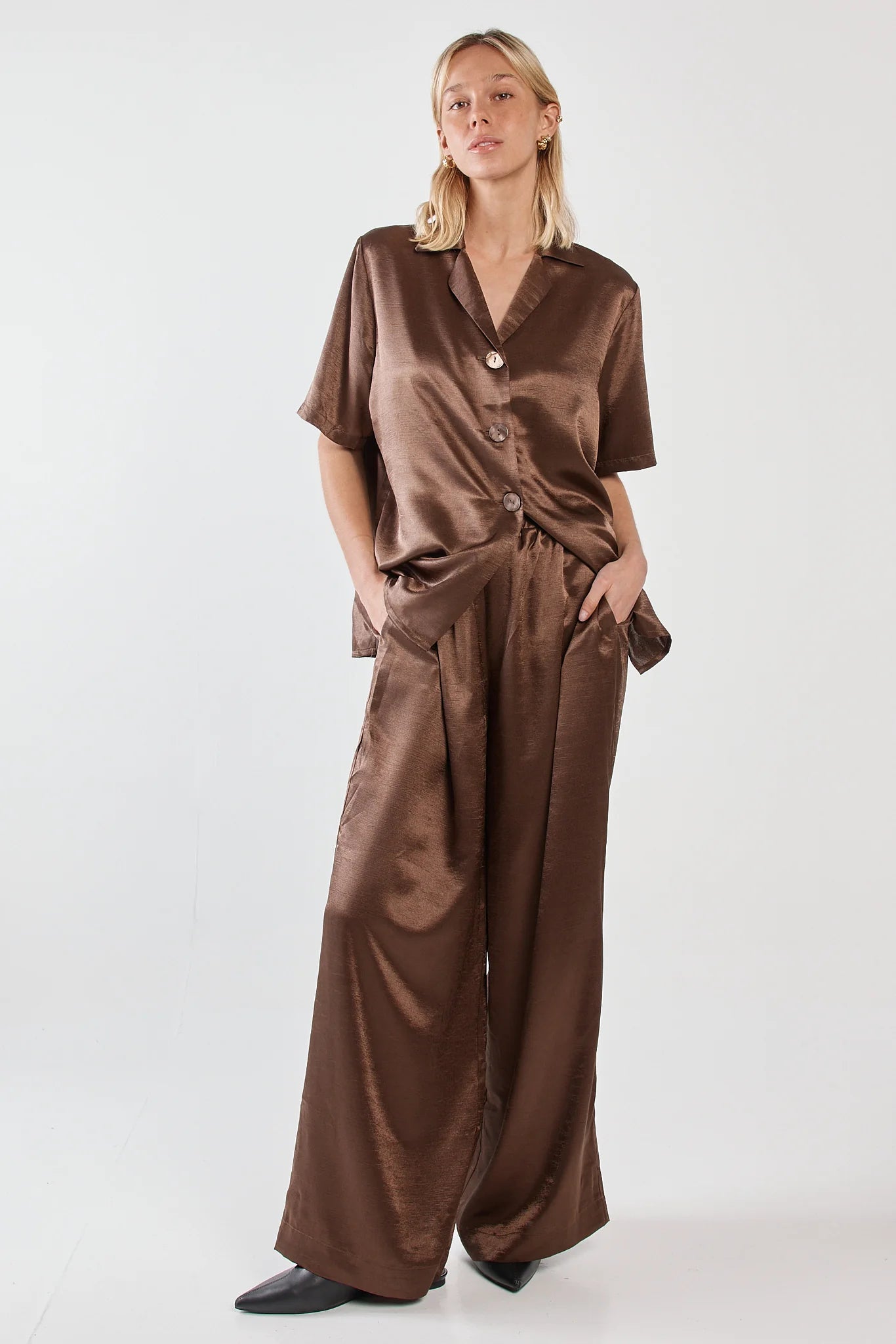 Sass Eddy Crushed Satin Pant | Chocolate