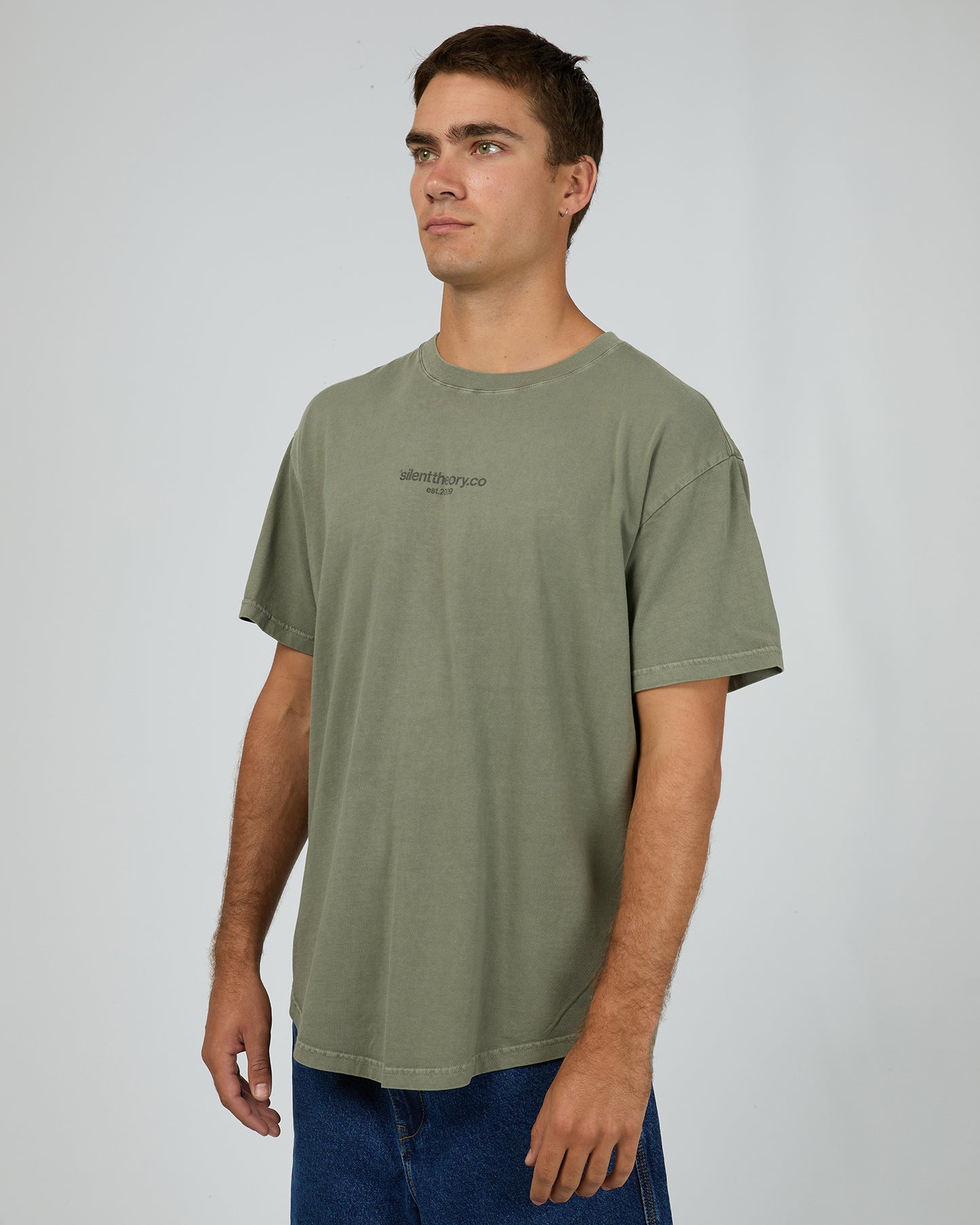 SILENT THEORY FADE SCOOP TEE OLIVE