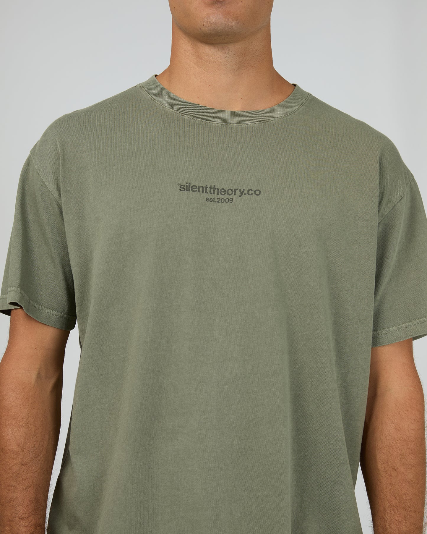SILENT THEORY FADE SCOOP TEE OLIVE