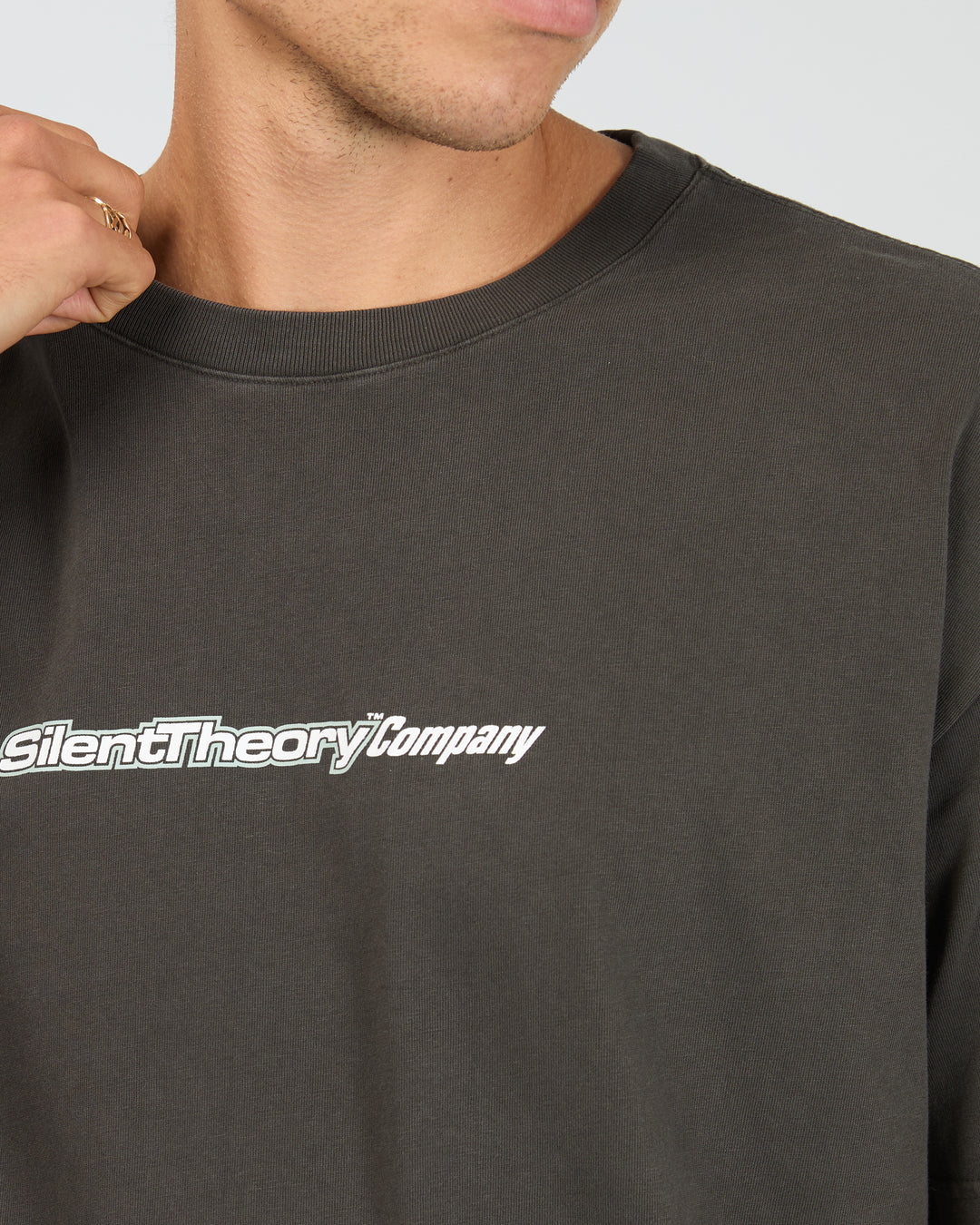 Silent Theory Raider Scoop Tee | Coal