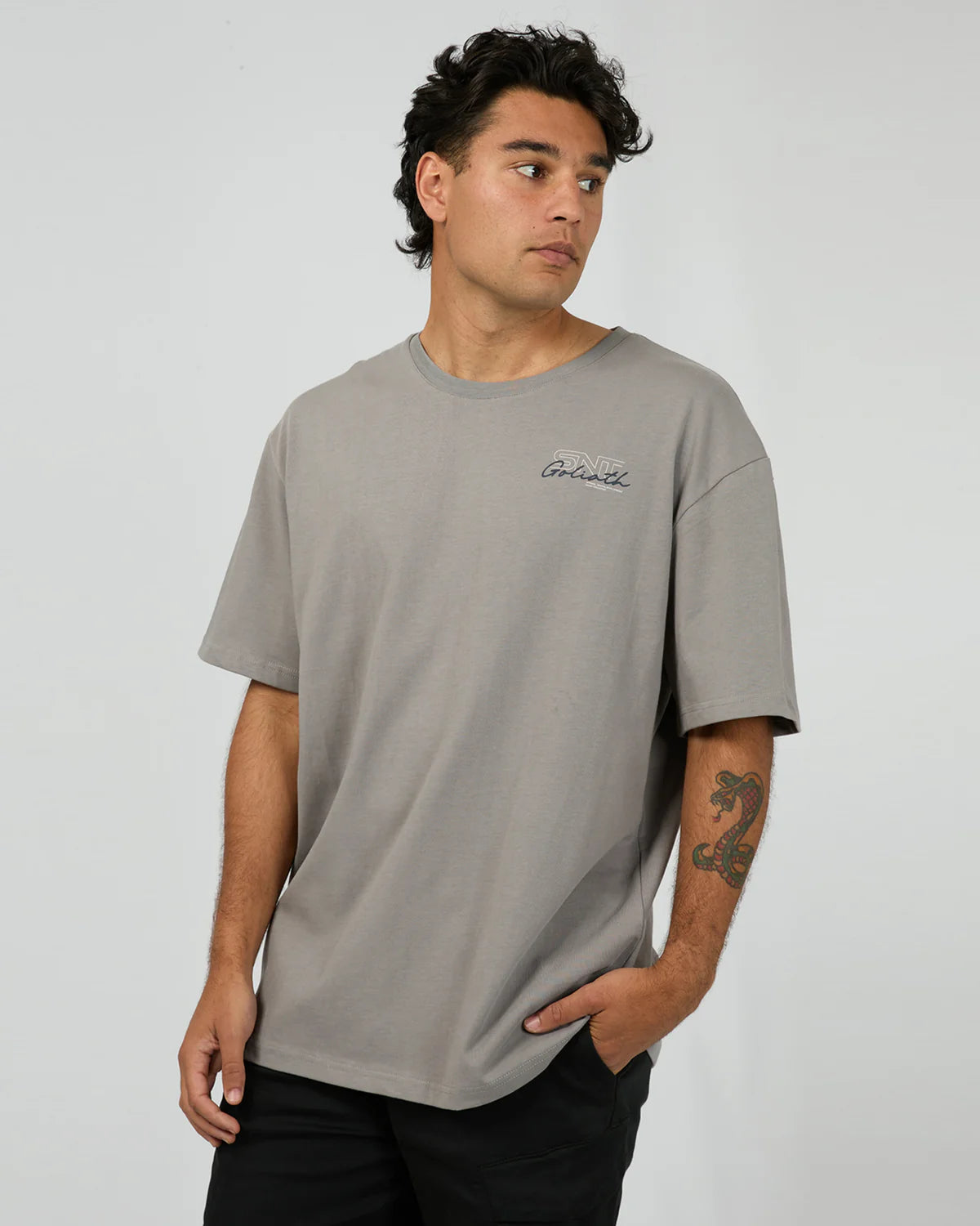 ST GOLIATH LINK SCRIPT TEE SMOKE