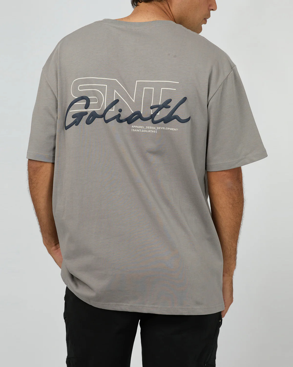 ST GOLIATH LINK SCRIPT TEE SMOKE