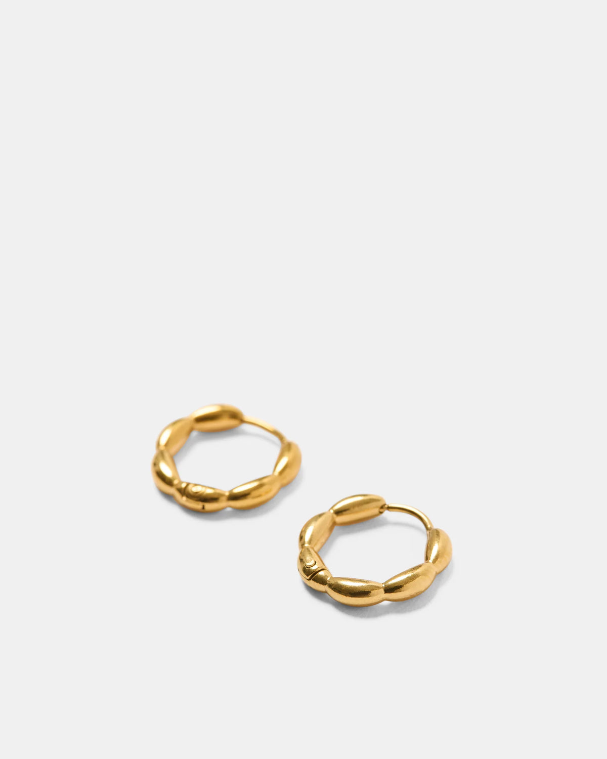 Milla Hart Lova Huggie Earrings | Gold