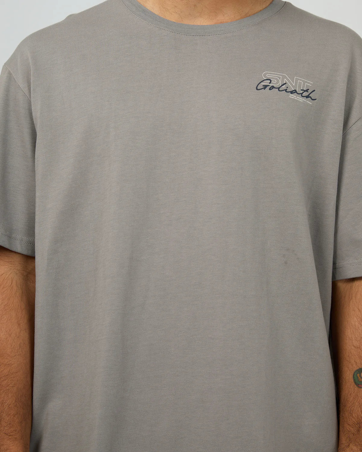ST GOLIATH LINK SCRIPT TEE SMOKE