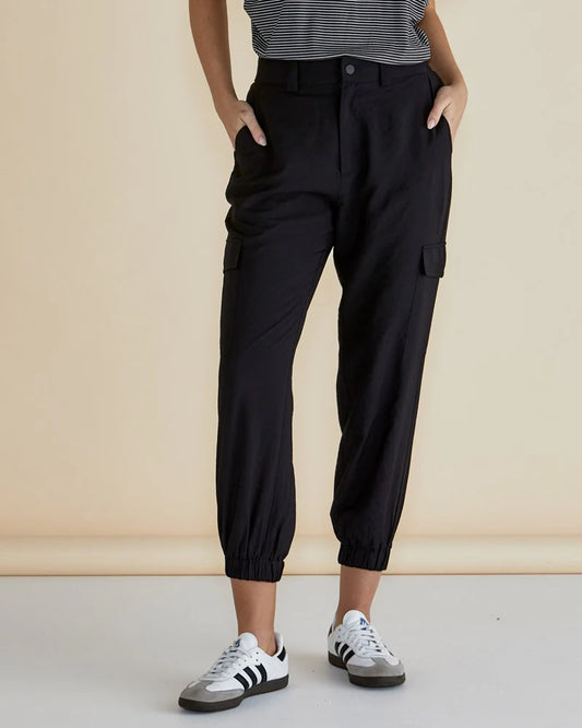 BETTY BASICS ADRIANNA JOGGER BLACK