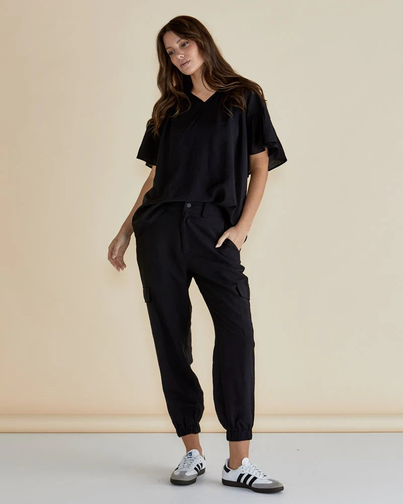 BETTY BASICS ADRIANNA JOGGER BLACK