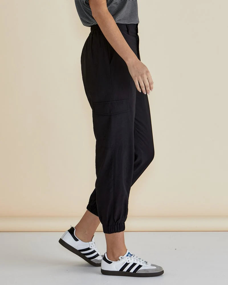 BETTY BASICS ADRIANNA JOGGER BLACK