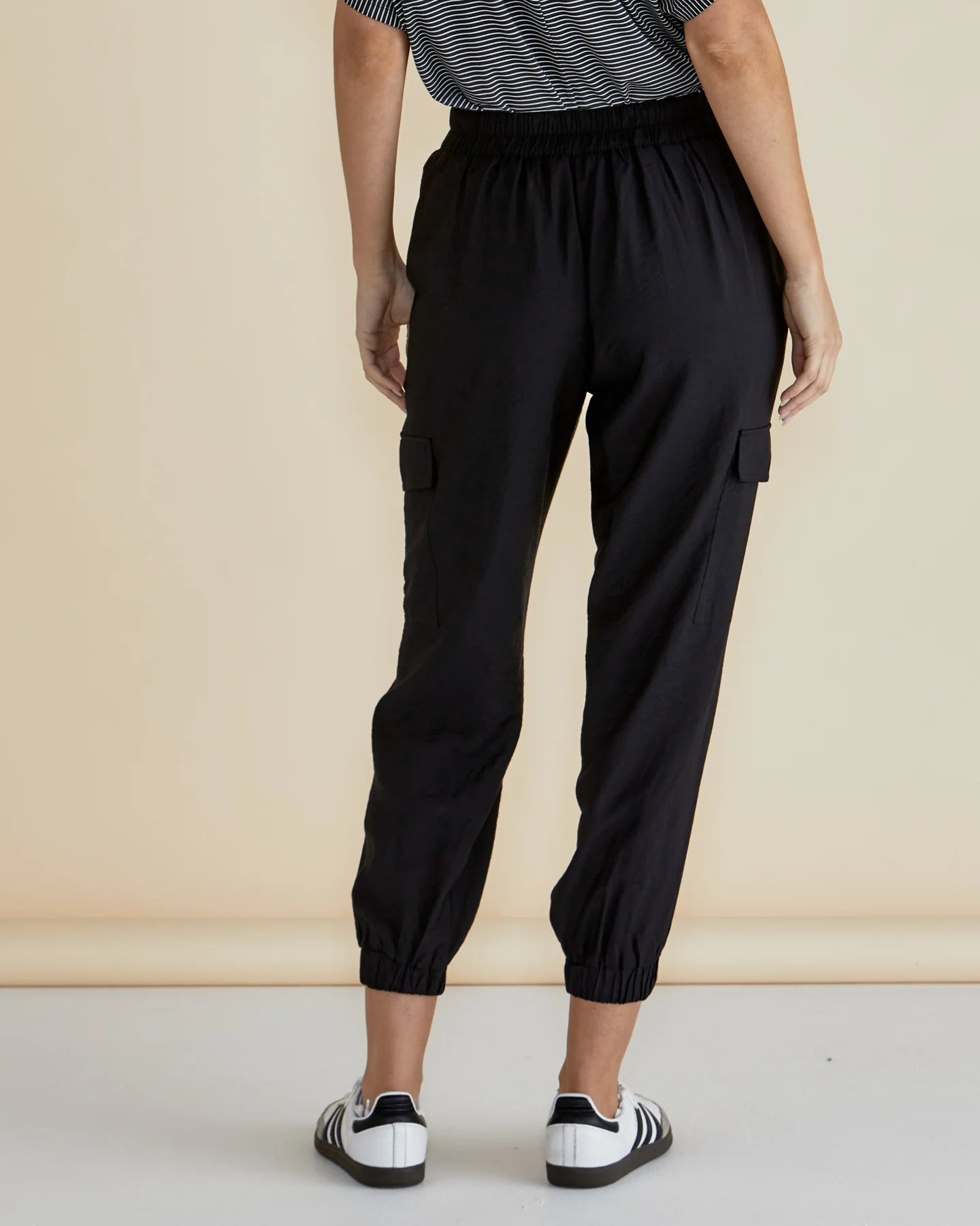 BETTY BASICS ADRIANNA JOGGER BLACK