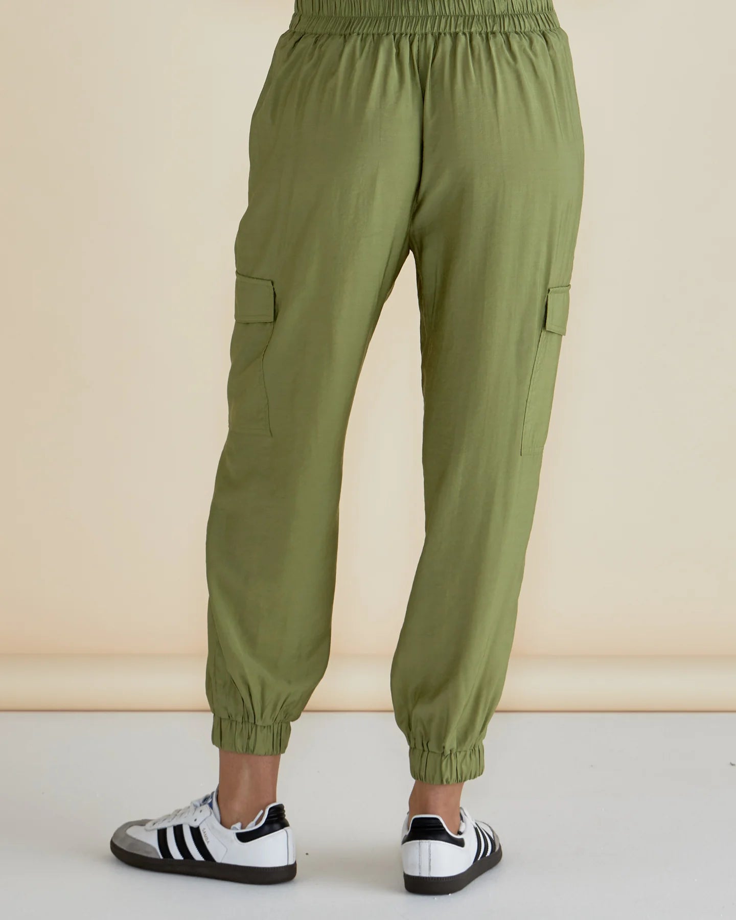 BETTY BASICS ADRIANNA JOGGER PISTACHIO