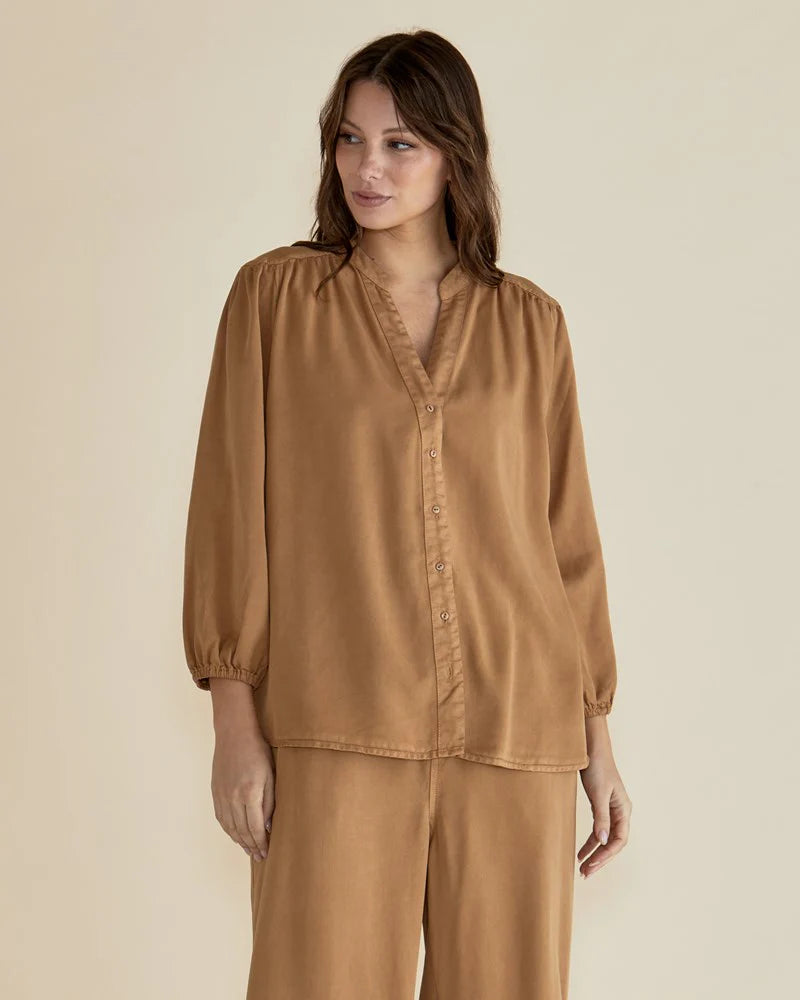 BETTY BASICS LONDON LYOCELL BLOUSE TAN