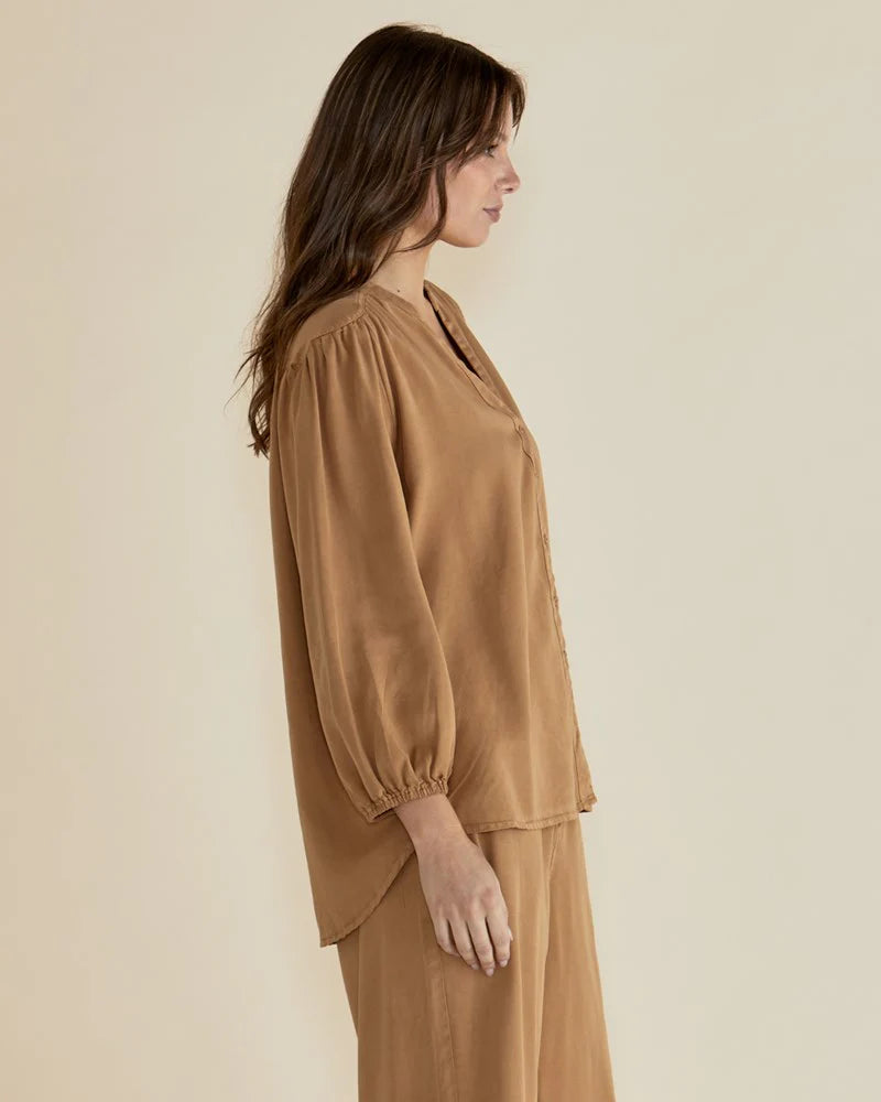 BETTY BASICS LONDON LYOCELL BLOUSE TAN