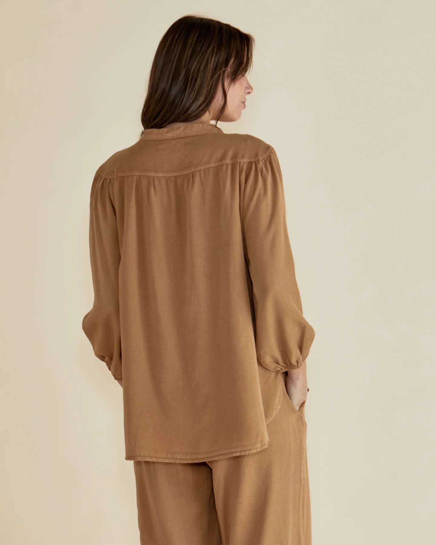 BETTY BASICS LONDON LYOCELL BLOUSE TAN