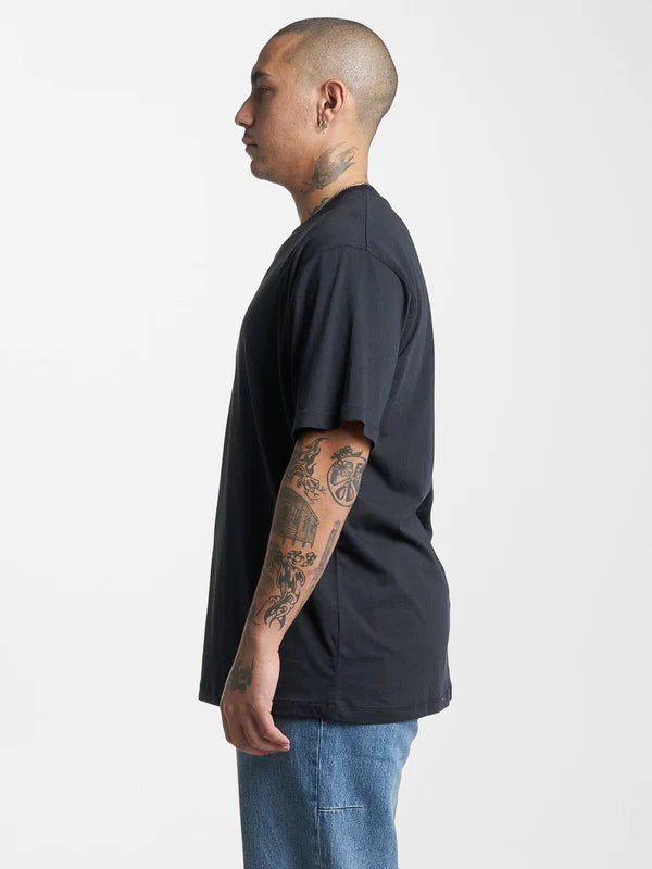 THRILLS MINIMAL THRILLS MERCH FIT TEE WASHED BLACK