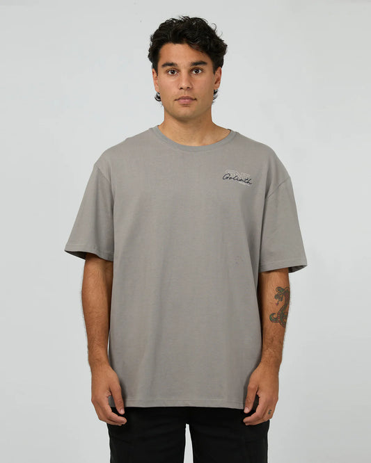 ST GOLIATH LINK SCRIPT TEE SMOKE