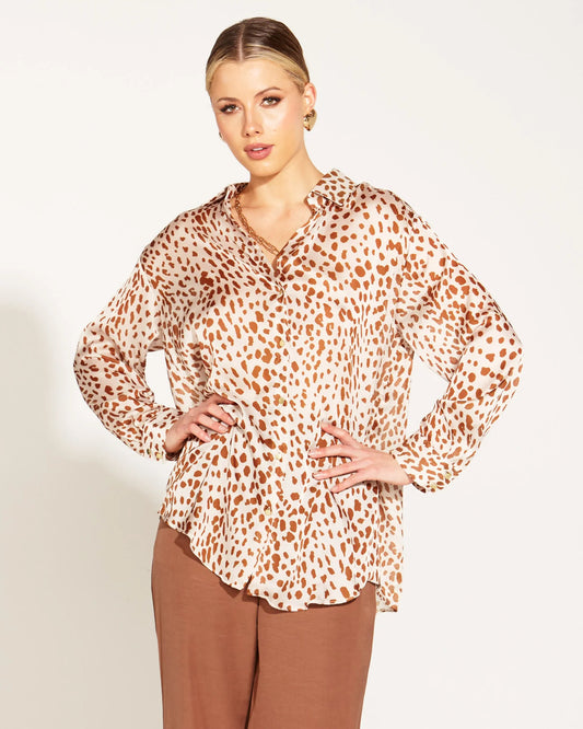 FATE+BECKER TRUE TO LIFE COLLARED SHIRT GIRAFFE PRINT