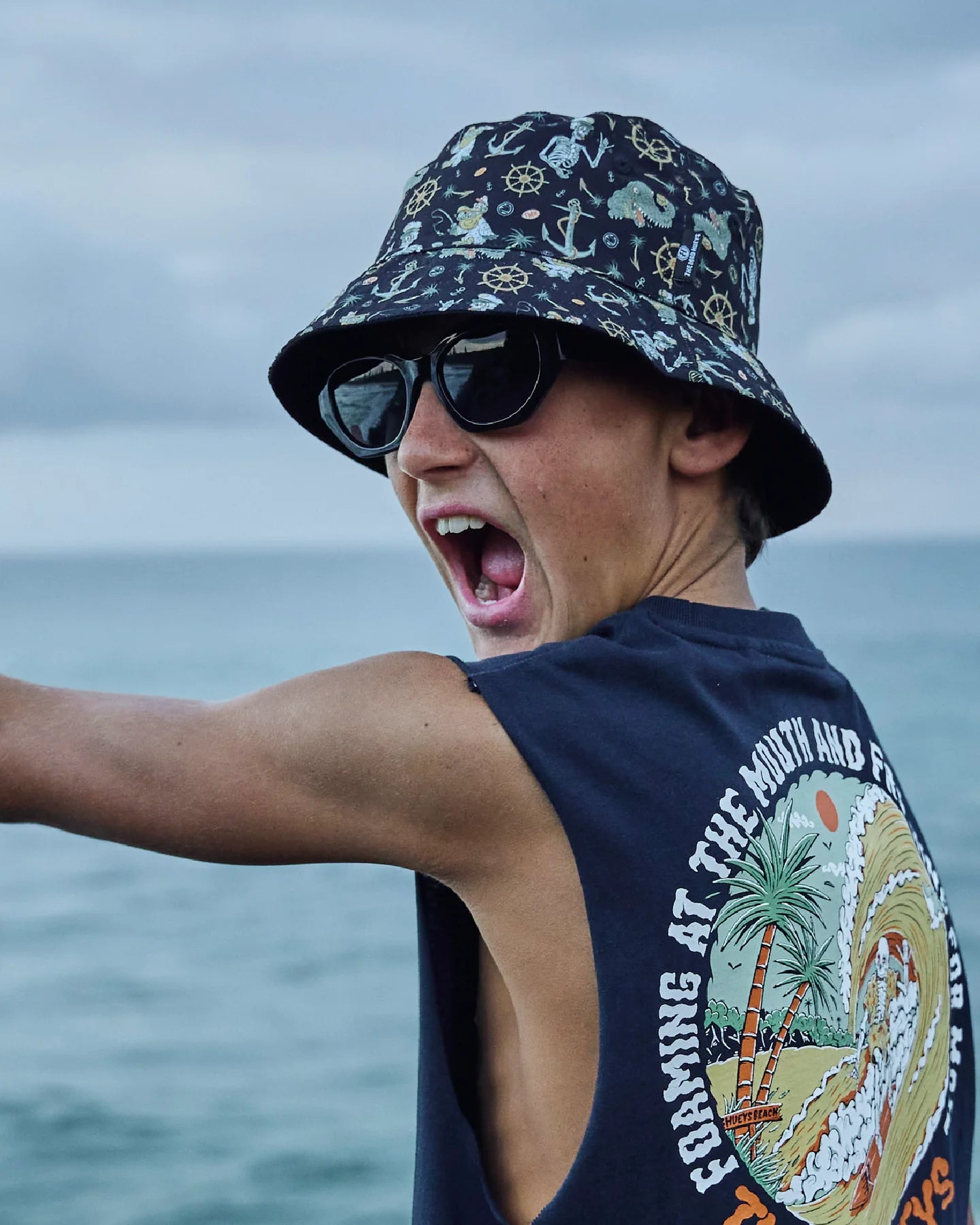 THE MAD HUEYS CROC CAPTAIN YOUTH REVERSIBLE BUCKET HAT VINTAGE BLACK