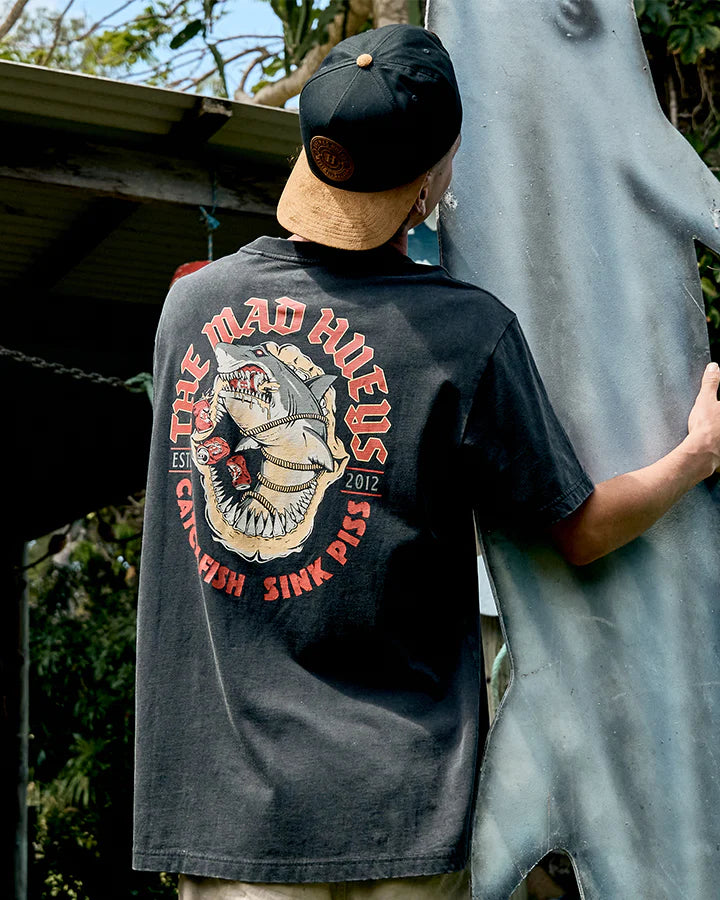 THE MAD HUEYS SHARK TINS SS TEE WASHED BLACK