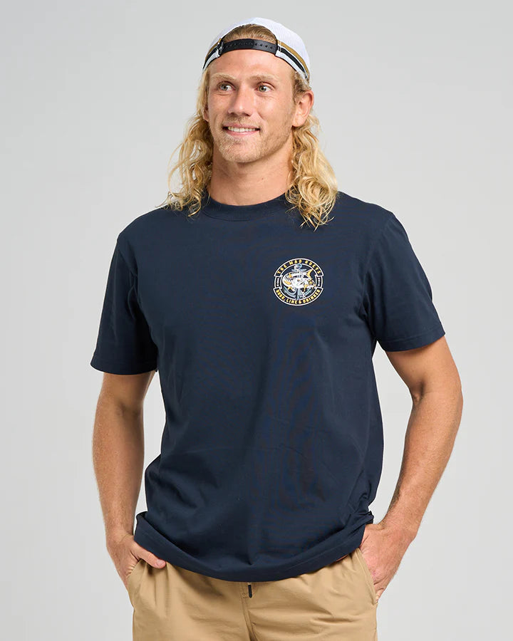 THE MAD HUEYS HOOKED CUDA SS TEE NAVY