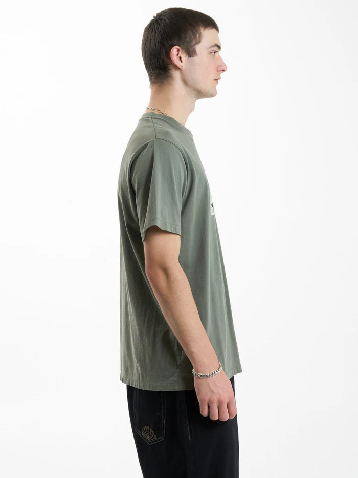 THRILLS GRAVITATING NATURALLY MERCH FIT TEE THYME