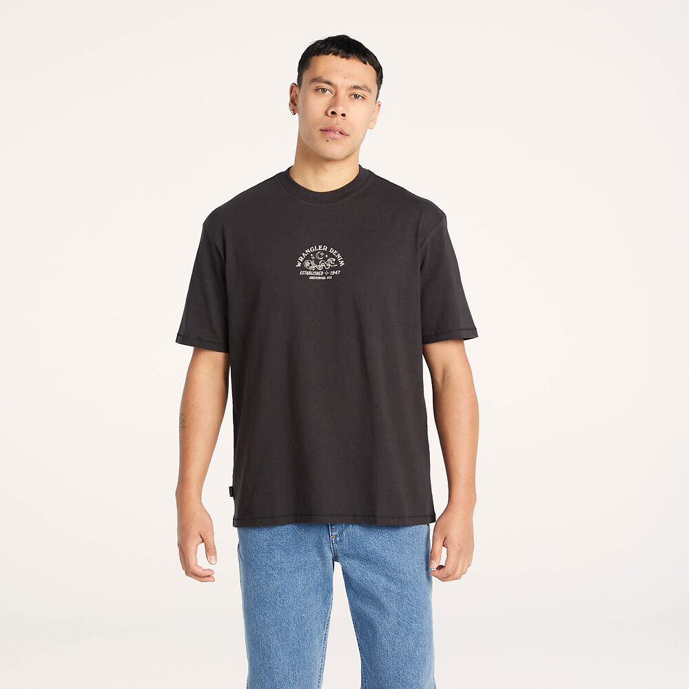 WRANGLER SERPENT STAMP SLACKER TEE WORN BLACK