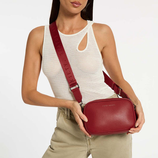 STATUS ANXIETY PLUNDER WITH WEBBED STRAP ROUGE