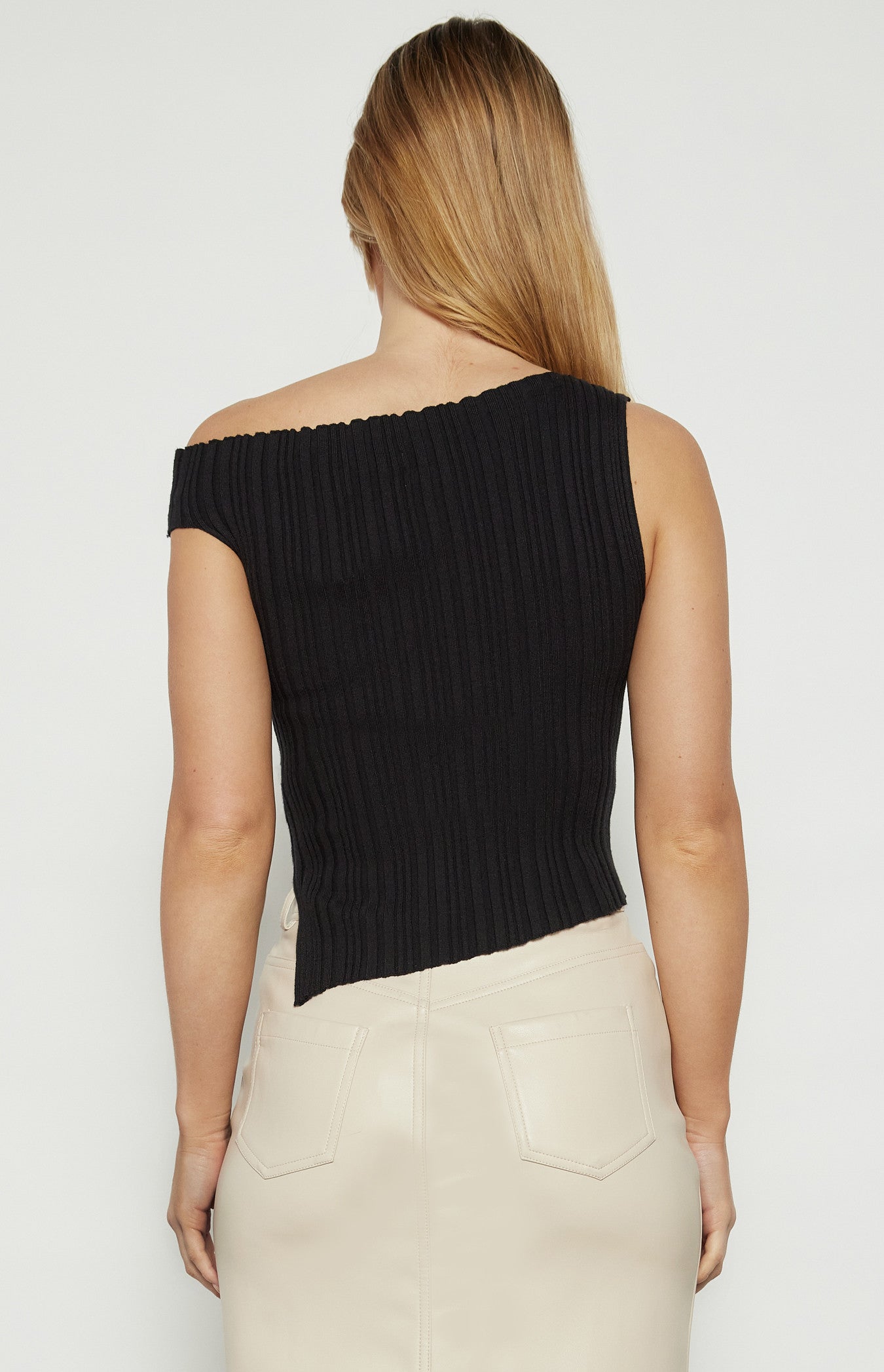 WINNIE & CO ONE SHOULDER TOP WITH ASYMMETRICAL HEM BLACK