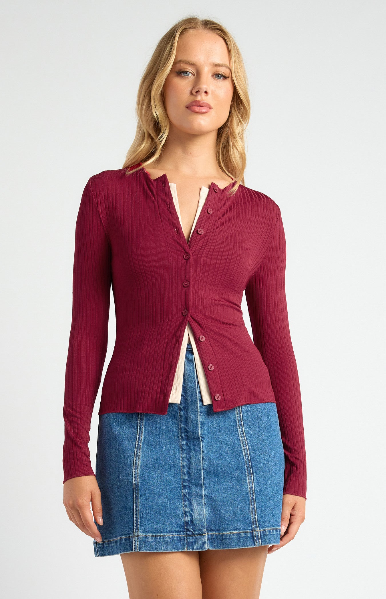 STYLE STATE CONTRAST DETAIL BUTTON UP TEXTURED JERSEY TOP MERLOT
