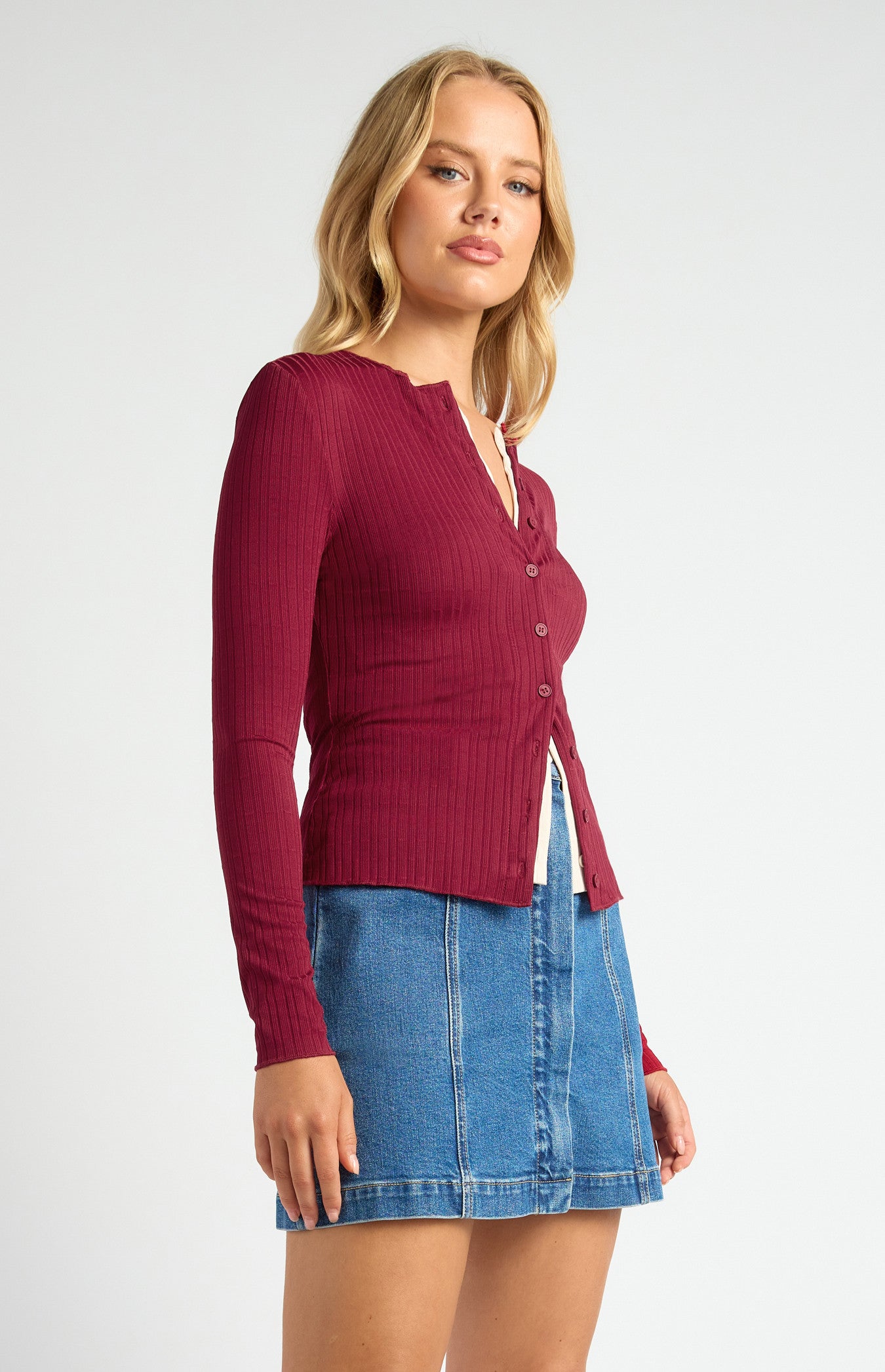 STYLE STATE CONTRAST DETAIL BUTTON UP TEXTURED JERSEY TOP MERLOT