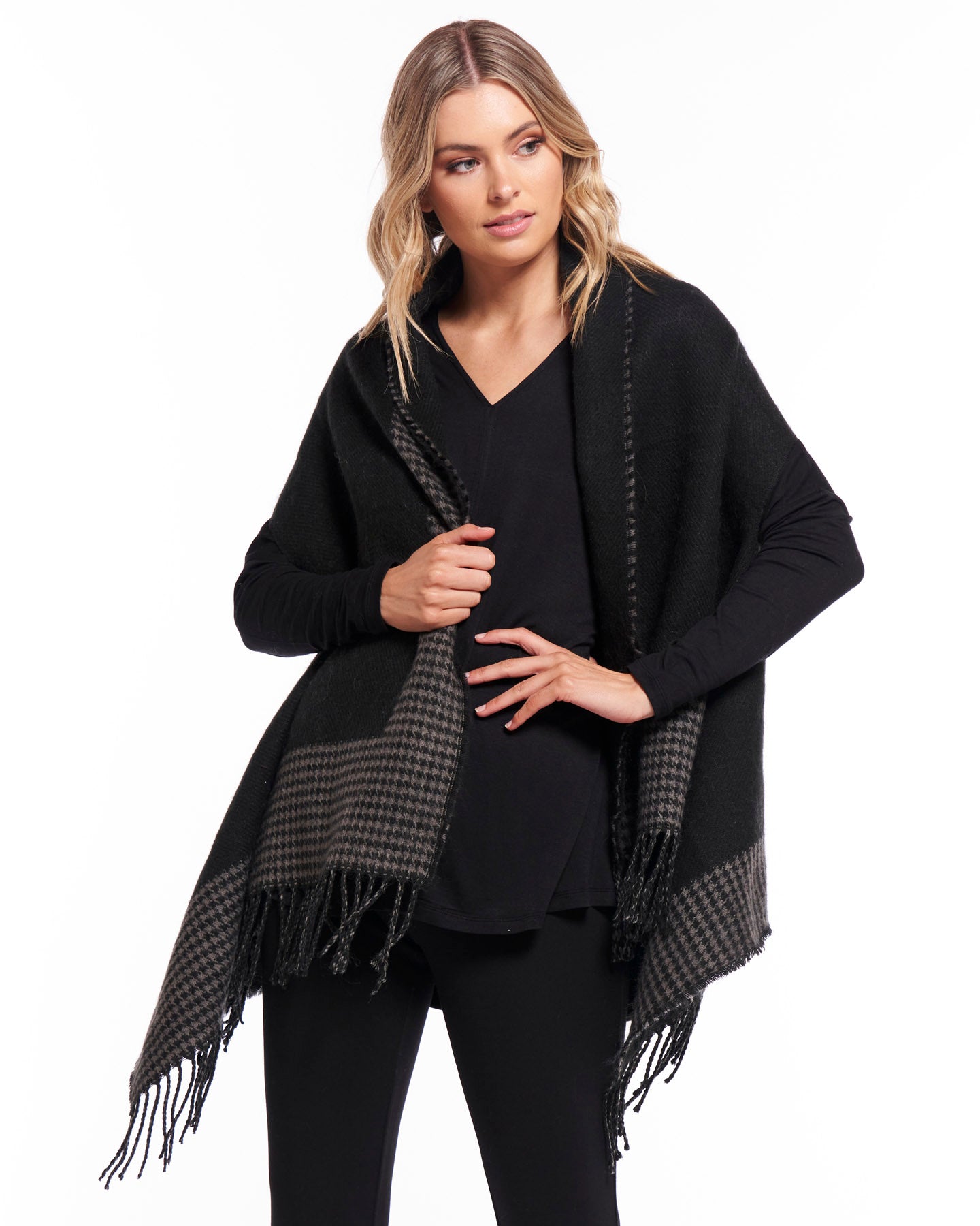 BETTY BASICS LENA CAPE SCARF BLACK HOUNDSTOOTH