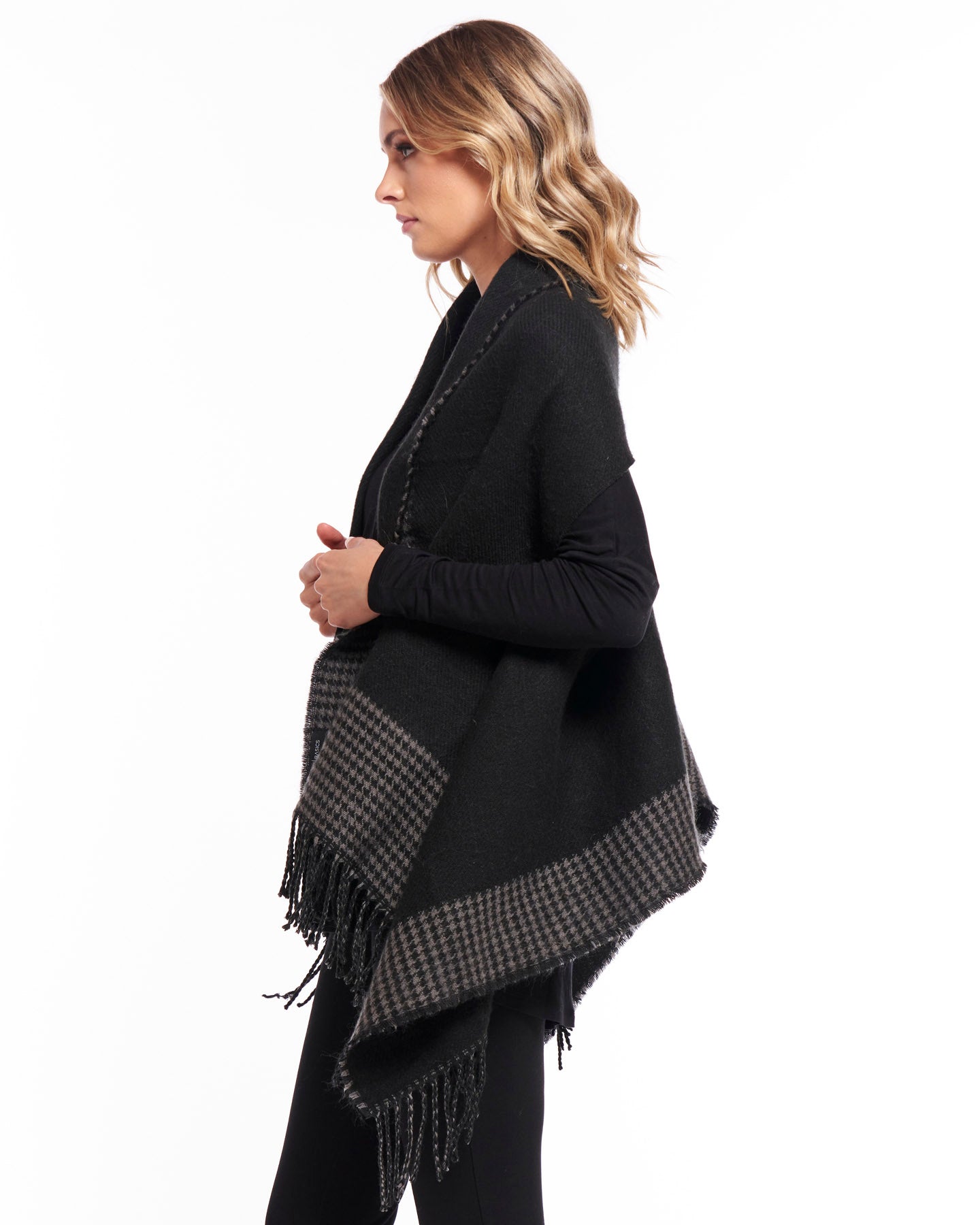 BETTY BASICS LENA CAPE SCARF BLACK HOUNDSTOOTH