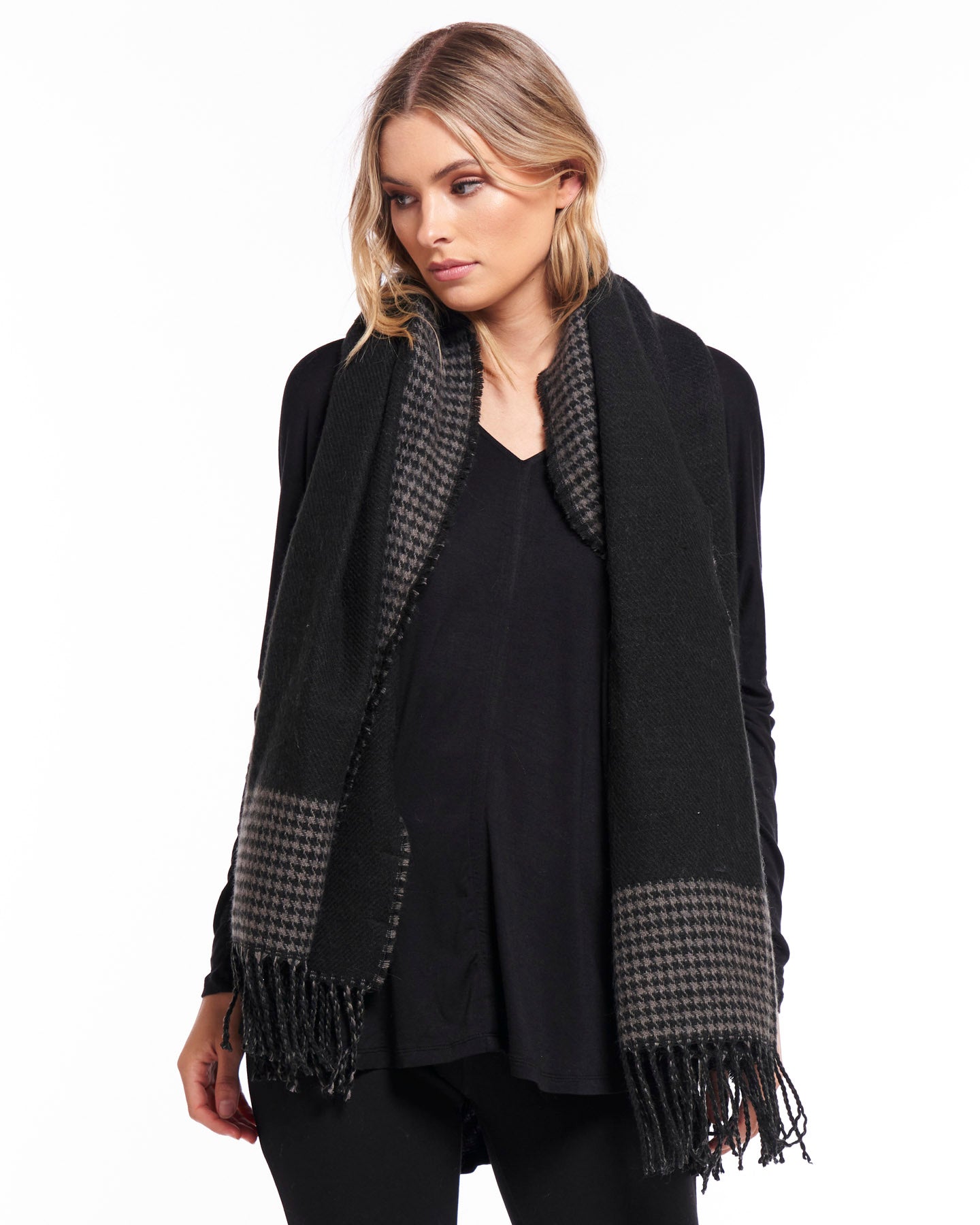 BETTY BASICS LENA CAPE SCARF BLACK HOUNDSTOOTH